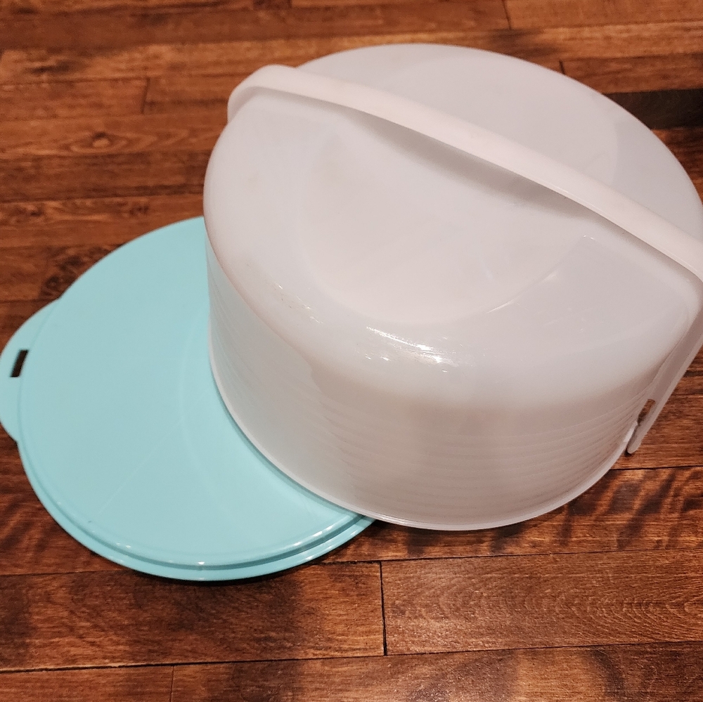 Tupperware Round Cake Taker/Carrier -